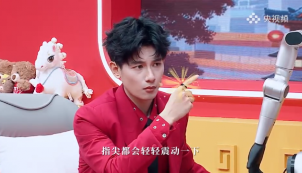 胡先煦亲测！央视主持天团都在用！追觅AI智能戒指成为首个亮相春晚的AI智能硬件！