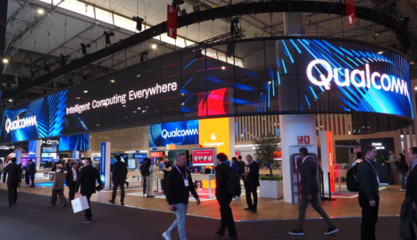 把20亿参数装进胸针？高通补齐了个人AI生态的最后一块拼图