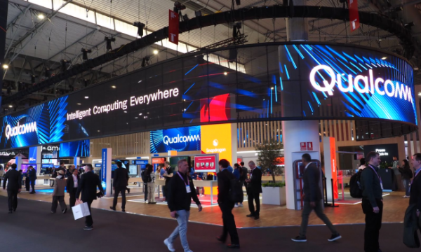 把20亿参数装进胸针？高通补齐了个人AI生态的最后一块拼图